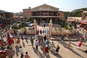 Bol-Bacchan-movie-sets3